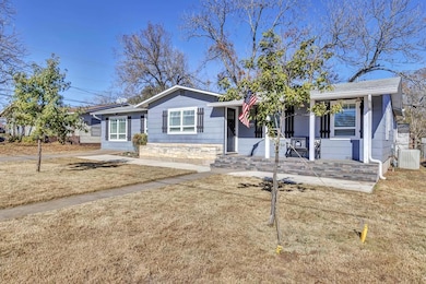 330 W Burbank St, Fredericksburg, TX 78624 - photo 2