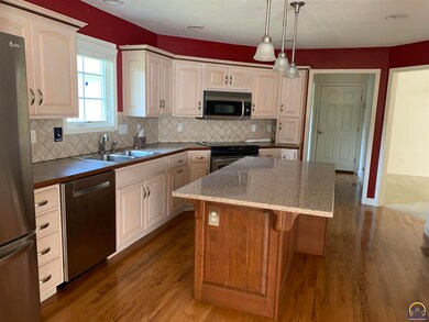 4212 SW Lincolnshire Rd, Topeka, KS 66610 - photo 7
