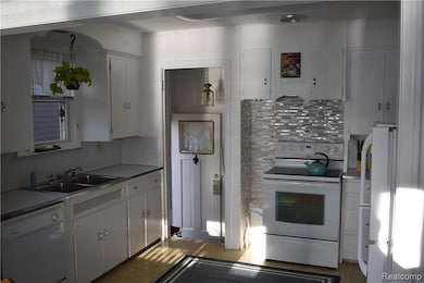 2913 Lansdowne Rd, Waterford, MI 48329 - photo 3