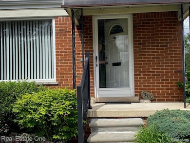Very nice front entry