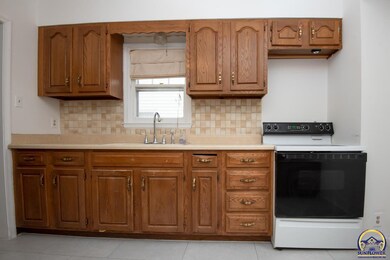 1142 SW Wayne Ave, Topeka, KS 66604 - photo 7