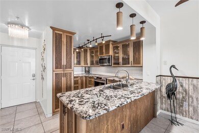 Kitchen with sink, kitchen peninsula, decorative l