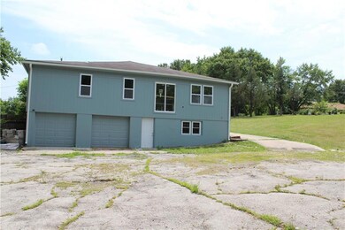 9516 W 50th Terrace, Shawnee, KS 66203 - photo 2