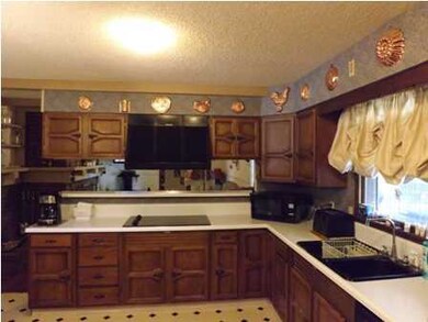 Open floor plan, you can send food to the pool sid
