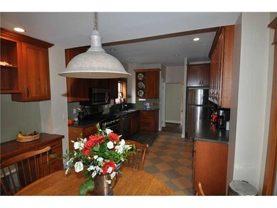 Kitchen. Great eating area