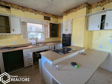 1105 N 8th St, Burlington, IA 52601 - photo 4