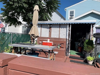 Deck with outdoor dining space