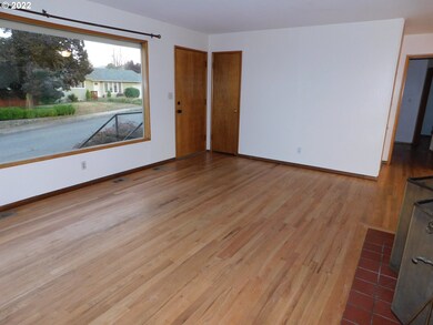 606 E 20th St, the Dalles, OR 97058 - photo 3