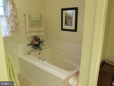 13553 Essex Dr, Hagerstown, MD 21742 - photo 2