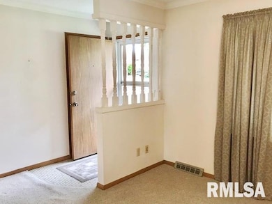 2115 W 38th Place, Davenport, IA 52806 - photo 2