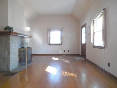 4489 - Living Room to Front Door