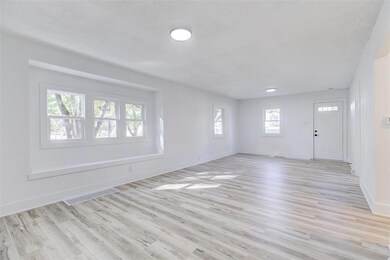 3933 E 30th St, Des Moines, IA 50317 - photo 5