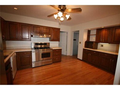 Kitchen. Appliances Stay, Gas Stove - Stainless, R