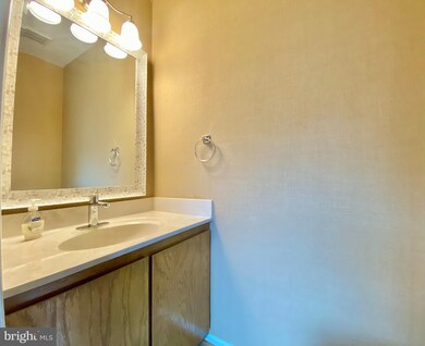 1601 Nathan Ln, Herndon, VA 20170 - photo 3