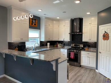 2918 SW Greenridge St, Topeka, KS 66614 - photo 6