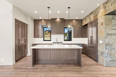 17_Kitchen-Dining_1800x1200_4083619