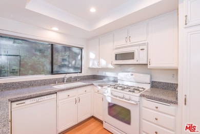 13963 Riverside Dr, Sherman Oaks, CA 91423 - photo 2