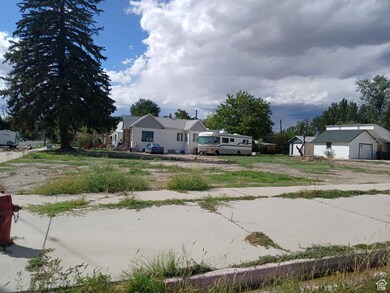 View of yard featuring an outdoor structure