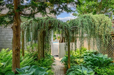 Arbor to Pool