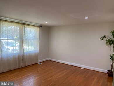 8122 Parkdale Ct, Springfield, VA 22153 - photo 4