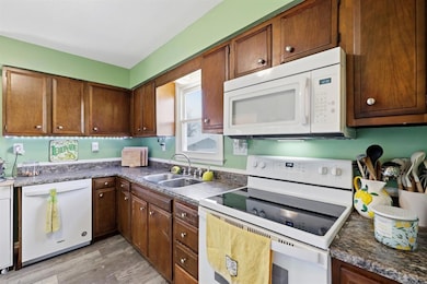 2404 E 37th Ct, Des Moines, IA 50317 - photo 4