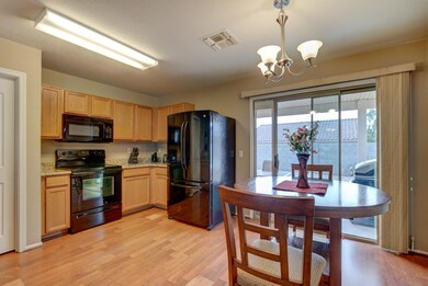 Spacious Kitchn w/ Dining Nook