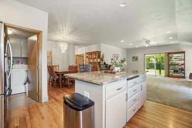 254 Summer Glen Ct, Central Point, OR 97502 - photo 7