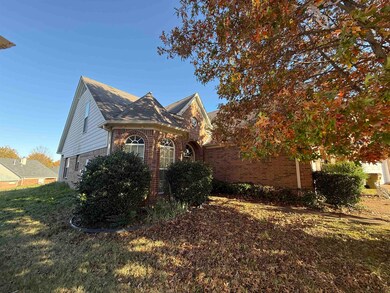 View of front facade featuring a front lawn