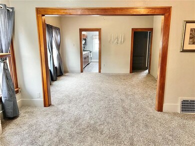 211 E 8th St S, Newton, IA 50208 - photo 6