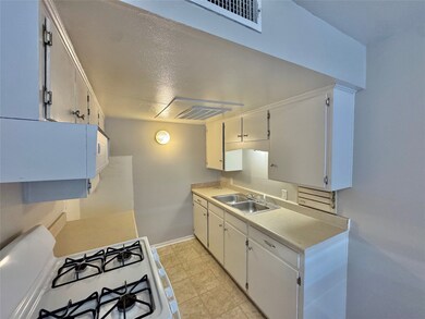 1005 W Hickory St unit W9, Denton, TX 76201 - photo 2