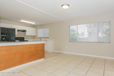 006-photo-dining-room-11433587