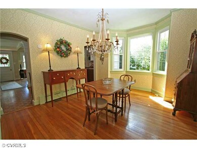 Dining Room - Two arched doorways lead to the kitc