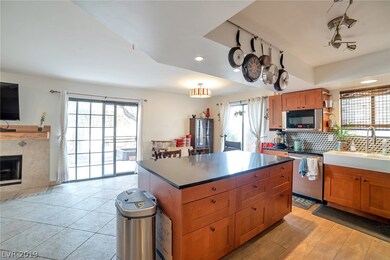 2824 Edge Rock Cir, Las Vegas, NV 89117 - photo 2