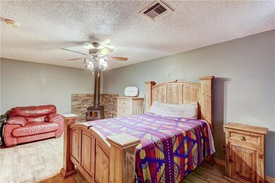 Spacious and can accommodate large furniture.