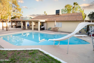 10 ft deep pool!