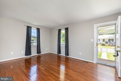 919 Renfrew St, Essex, MD 21221 - photo 3