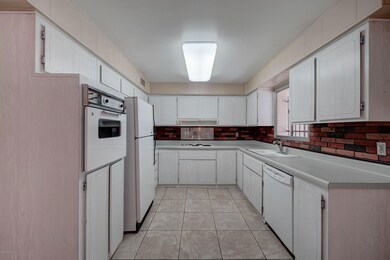 3308 N 80th Ln-6