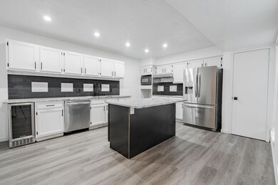 Kitchen with a kitchen island, stainless steel app
