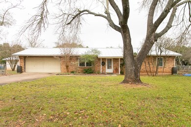 208 Maple St, Fredericksburg, TX 78624 - photo 3