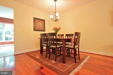 2931 Waterford Ct, Vienna, VA 22181 - photo 3
