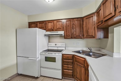 5544 Beach Ct, Cleveland, OH 44134 - photo 4