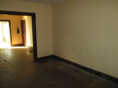 685 JENKINS (18) LIVING ROOM REVERSE