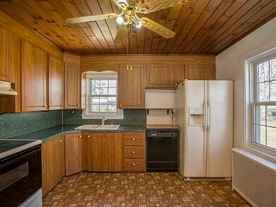 36 Phyllis St, Dracut, MA 01826 - photo 3