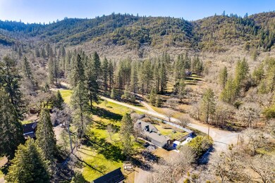 8221 Colonial Way, Central Point, OR 97502 - photo 2