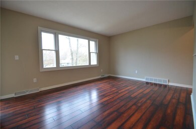 1304 E 35th Ct, Des Moines, IA 50317 - photo 2