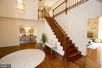 8609 Honeybee Ln, Bethesda, MD 20817 - photo 2