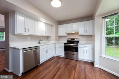 9602 Lindenbrook St, Fairfax, VA 22031 - photo 4