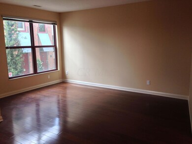 587 Rich St LR 1