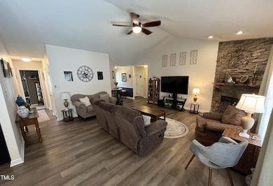 Living-111 Valleycastle Ct