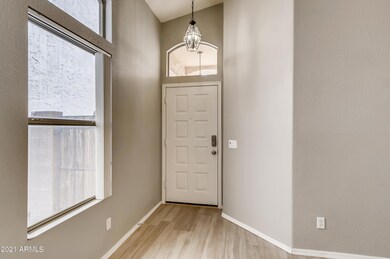 6-564389431-06 Foyer
